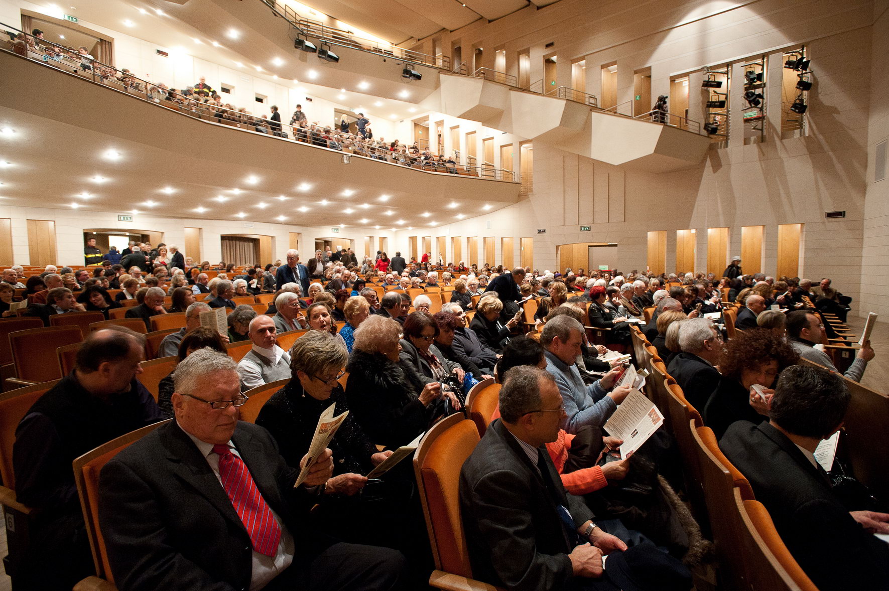 Pubblico in platea al  concerto del 30.12 al Teatro Verdi