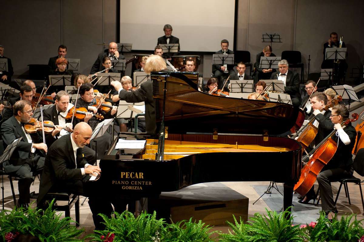 Roberto Cappello e l'orchestra Jora